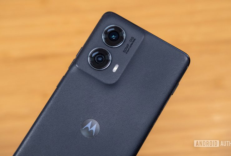 the-motorola-edge-2024-is-$250-off-and-at-a-record-low-price