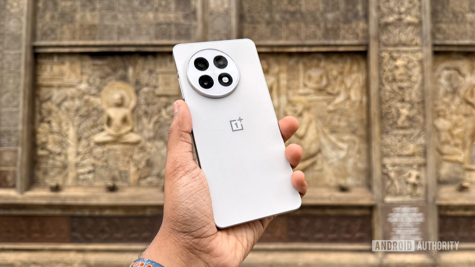 oneplus-13r-launched-with-more-storage,-better-telephoto-camera,-and-a-deceptive-price-tag