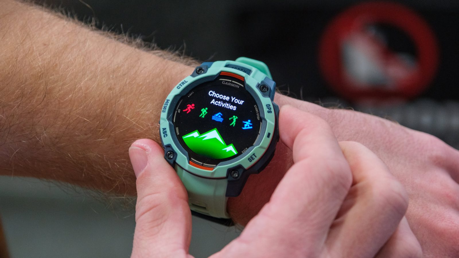 hands-on:-i-took-garmin’s-new-instinct-3-to-a-climbing-gym-to-see-if-it’s-ready-for-adventure