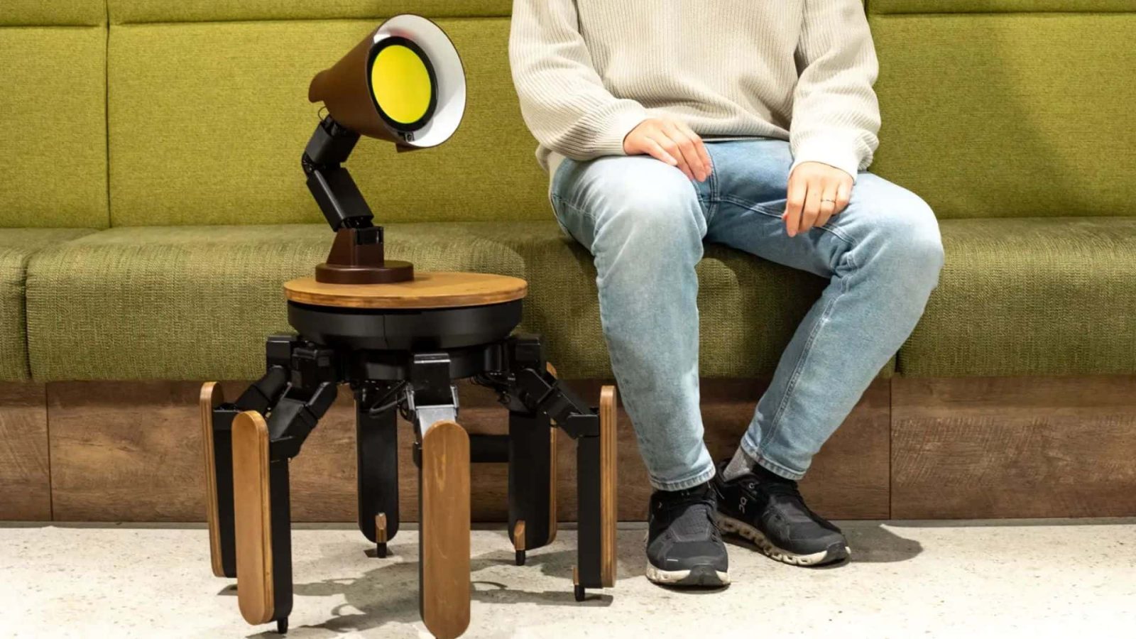 jizai-unveils-mi-mo-at-ces,-an-ai-robot-with-a-lamp-that-can-walk