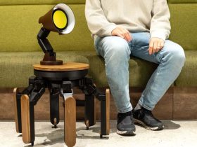 jizai-unveils-mi-mo-at-ces,-an-ai-robot-with-a-lamp-that-can-walk