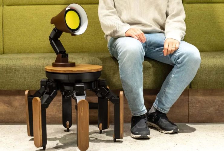 jizai-unveils-mi-mo-at-ces,-an-ai-robot-with-a-lamp-that-can-walk