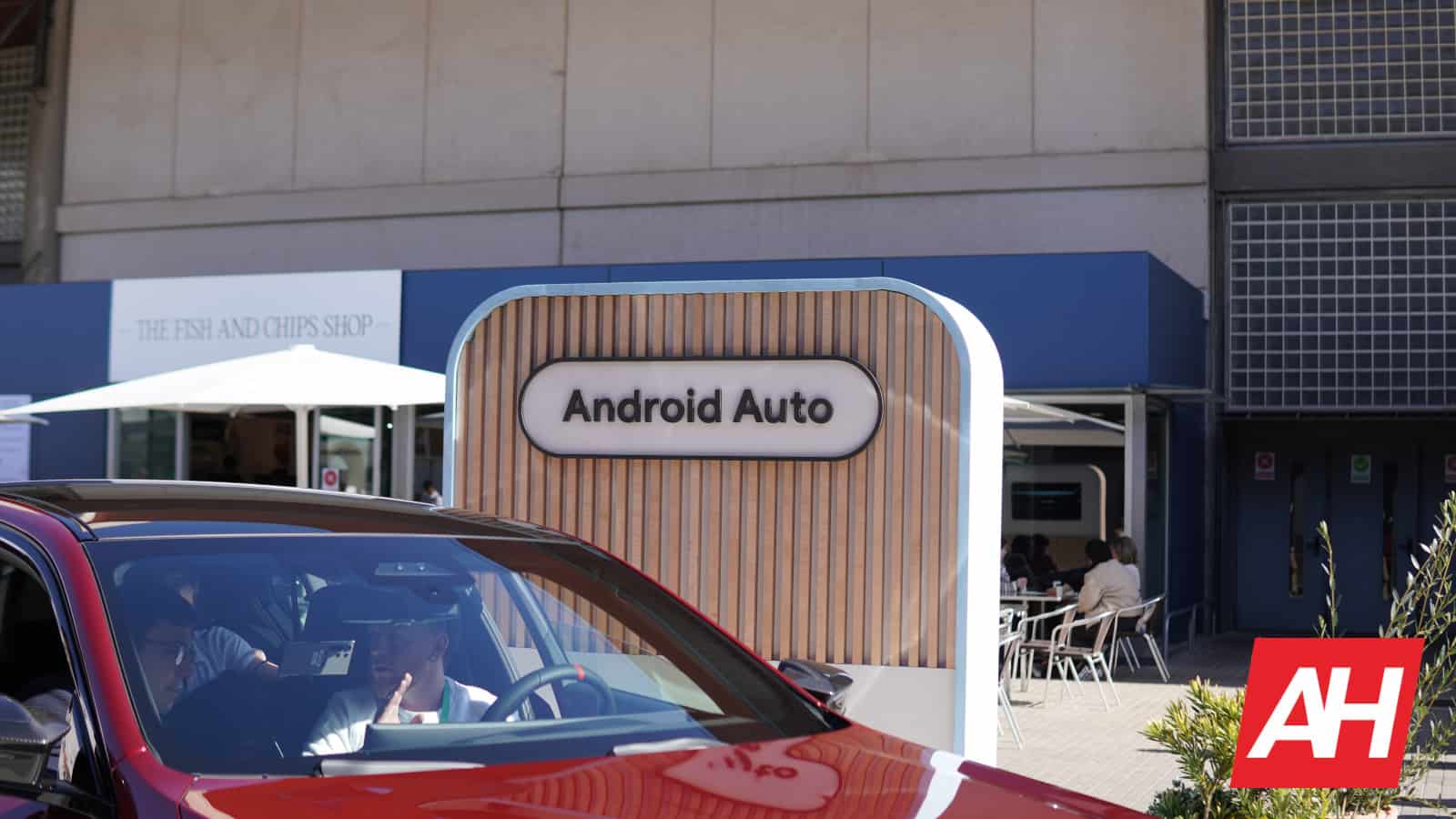 report-suggests-android-auto-is-losing-its-users,-youtube-music-still-popular