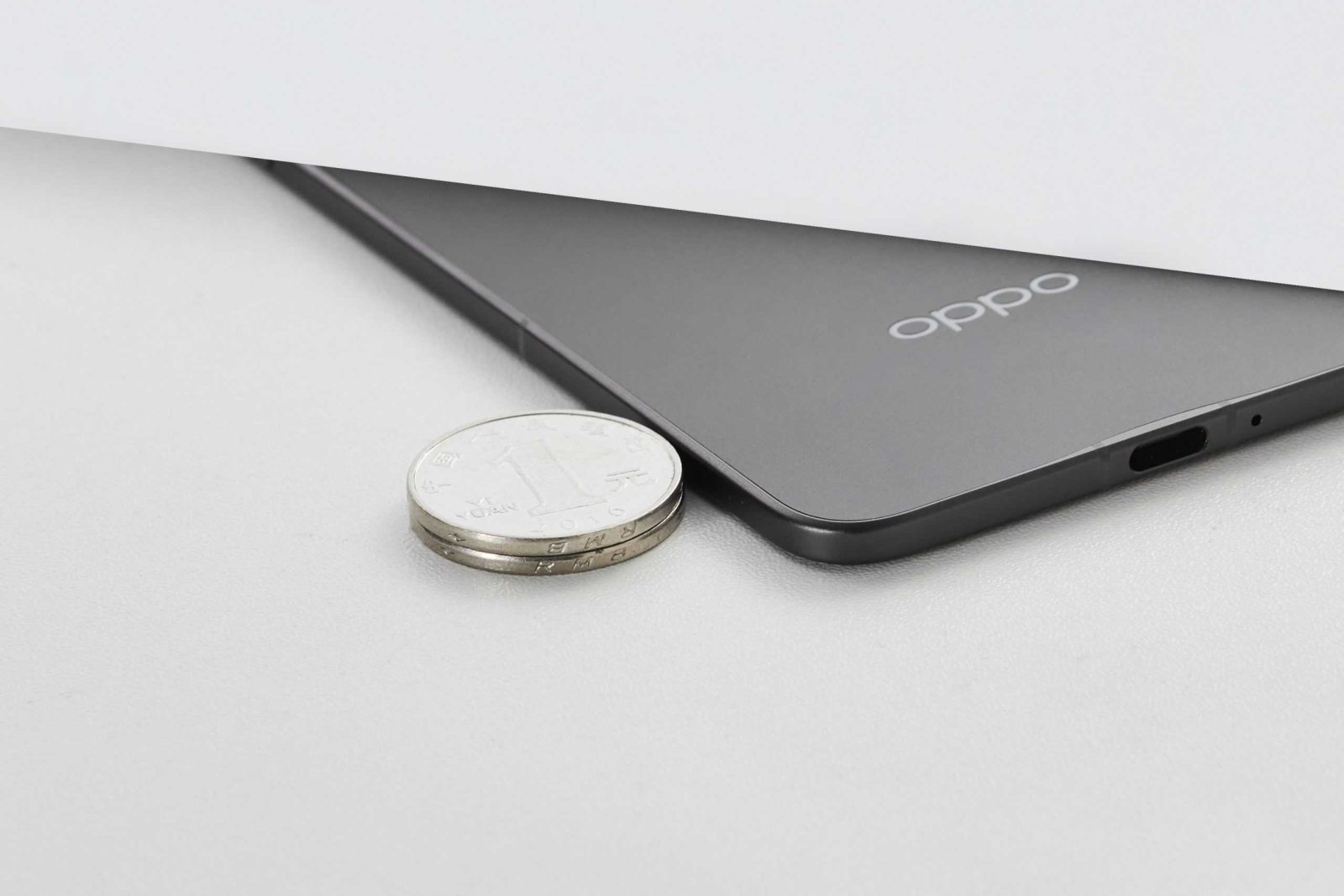 oppo-teases-find-n5’s-unreal-thinness-&-unexpected-water-resistance