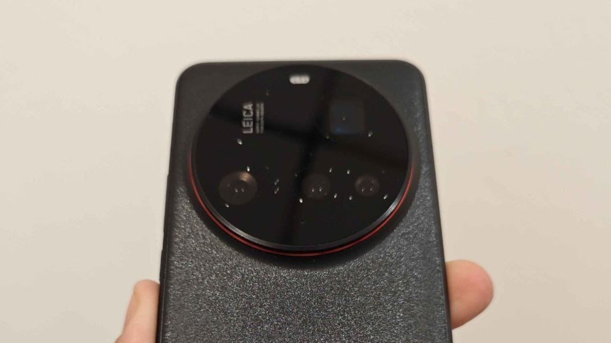 xiaomi-15-ultra-leaks-in-hands-on-image,-massive-camera-bump-and-all