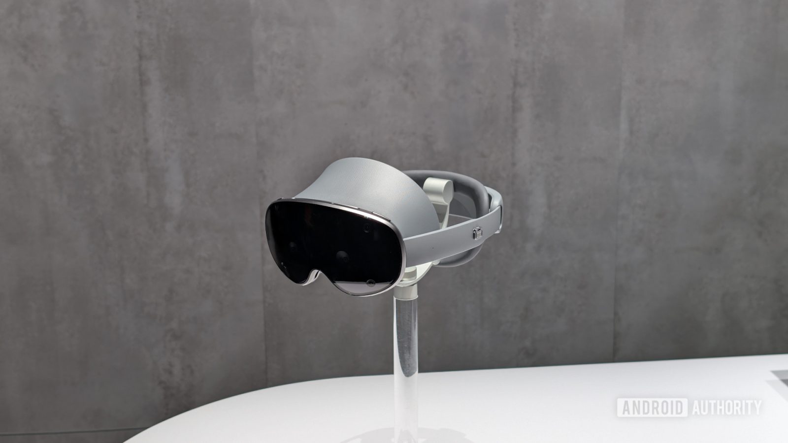 first-hands-on-video-of-samsung’s-project-moohan-headset-is-here-and-it’s-pretty-impressive