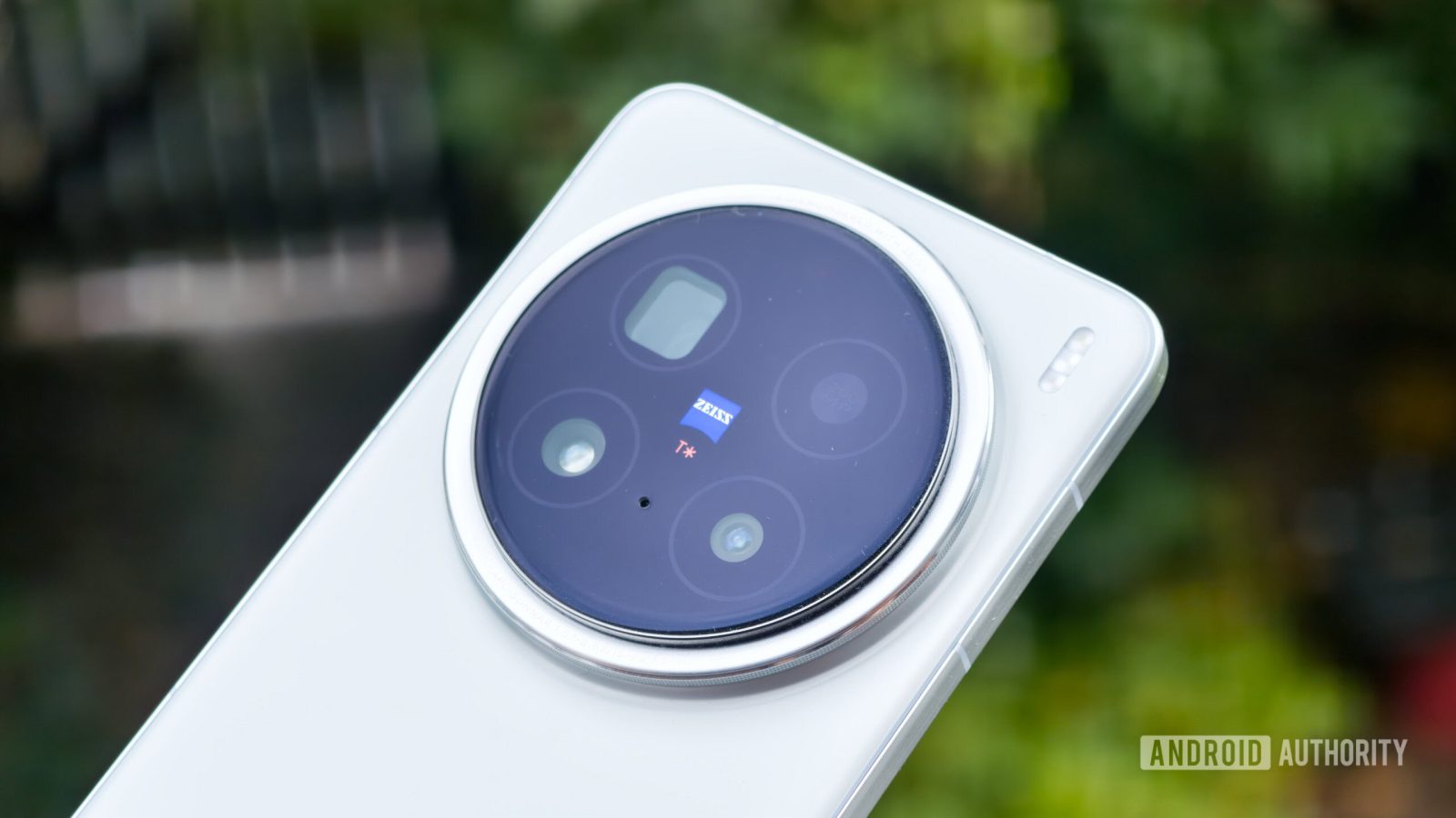 the-vivo-x200-pro-is-a-fantastic-camera-phone-with-one-weird-flaw-i-can’t-ignore