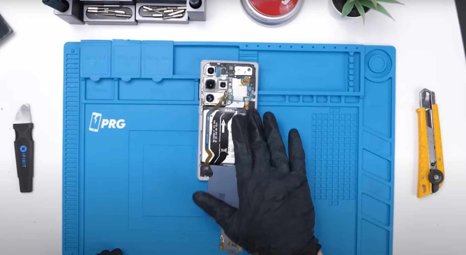 galaxy-s25-ultra’s-internal-changes-revealed-in-teardown-video