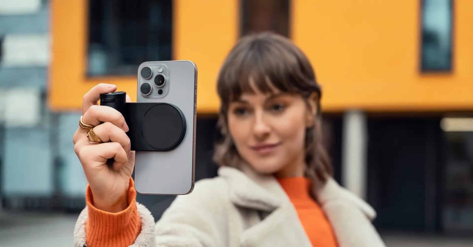 leica-introduces-lux-grip-camera-accessory-for-iphones