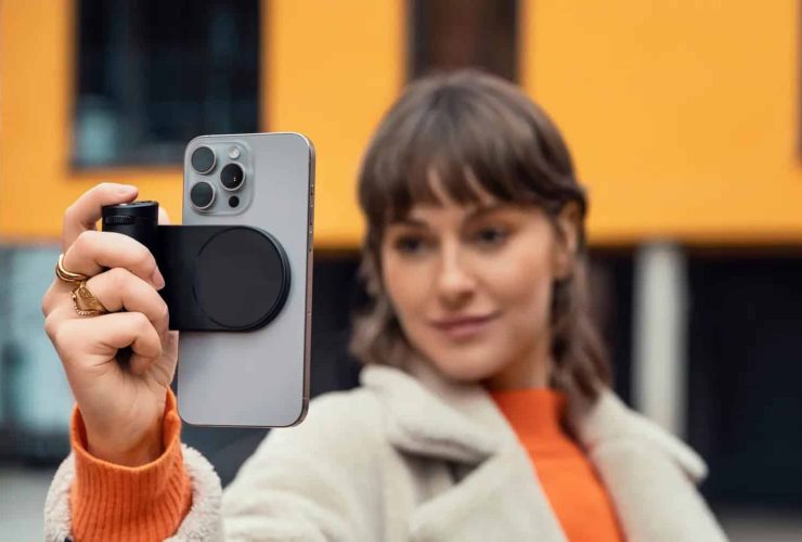 leica-introduces-lux-grip-camera-accessory-for-iphones