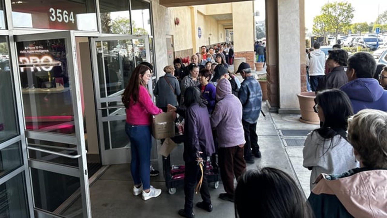 t-mobile’s-latest-freebie-had-customers-lining-up-around-the-block