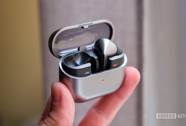 galaxy-buds-3-pro-charging-flaw-leaves-users-with-one-dead-earbud