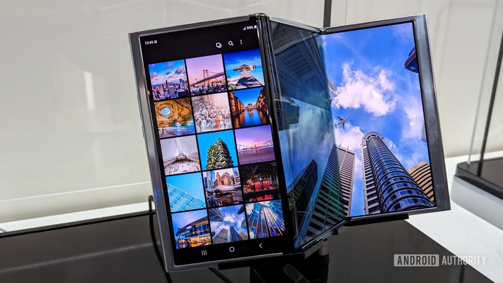 samsung-could-make-you-wait-much-longer-for-its-triple-screen-foldable