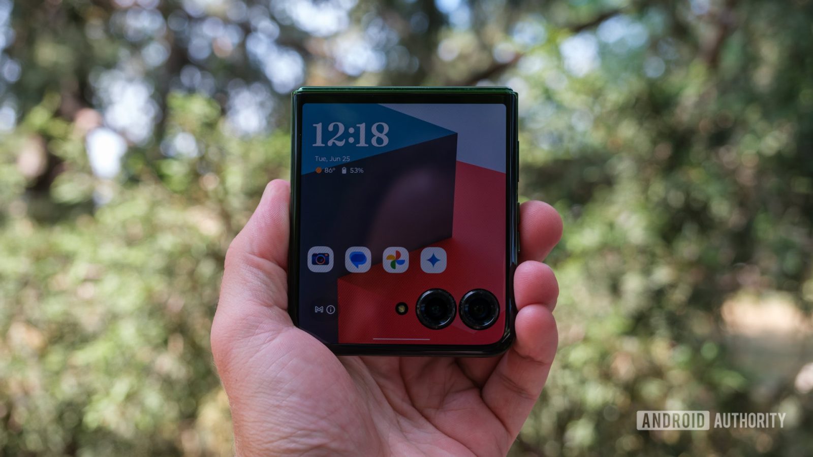 motorola-razr-plus-2025-resurfaces-in-a-hot-red-avatar