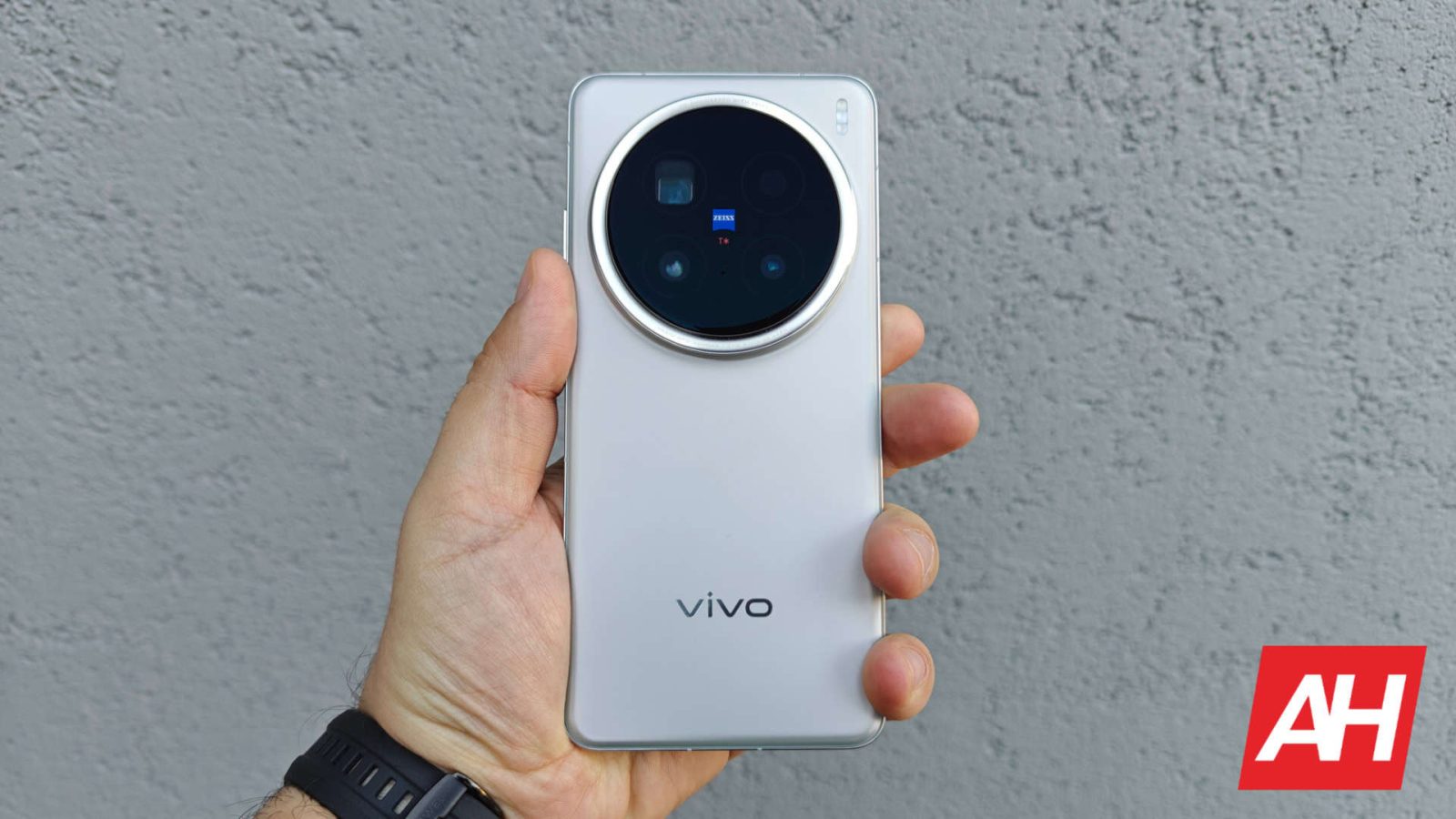 monster-camera-alert:-vivo-x200-ultra’s-gigantic-camera-module-shown