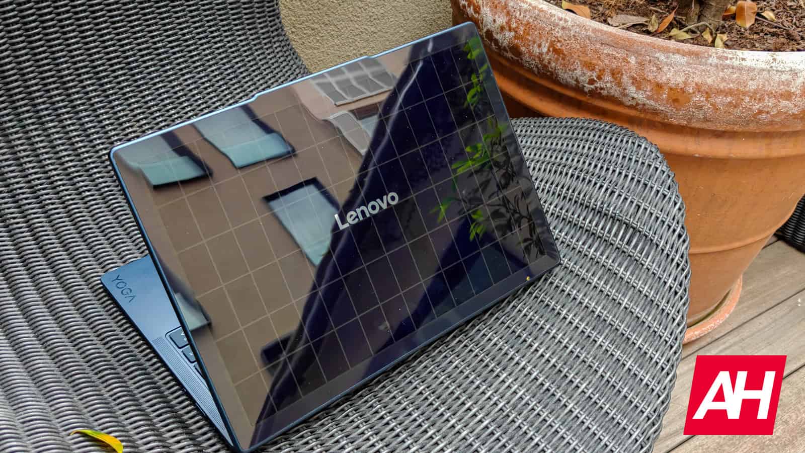 lenovo’s-solar-pc-concept-uses-the-power-of-the-sun-to-charge