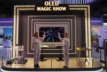 samsung-showed-off-futuristic-display-tech-during-oled-magic