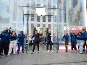 customers-are-rushing-to-buy-iphones-as-tariffs-loom