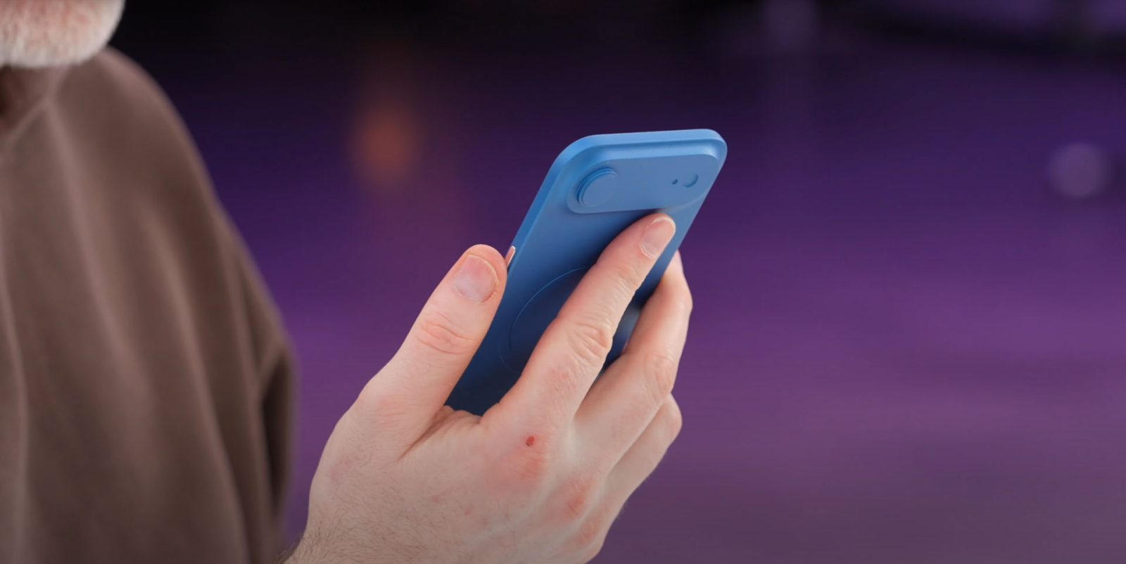 iphone-17-air-dummy-appears-in-early-video-showcasing-futuristic-thinness