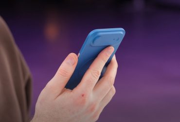 iphone-17-air-dummy-appears-in-early-video-showcasing-futuristic-thinness