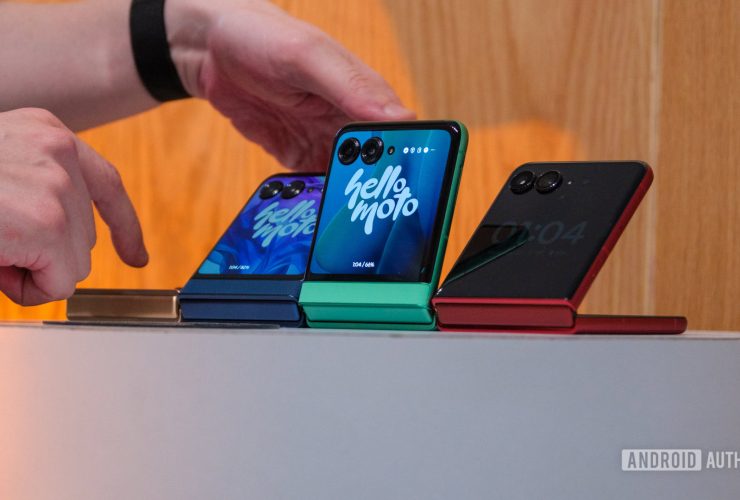 i-should-be-thrilled-about-motorola’s-2025-razr-phones,-but-i’m-not
