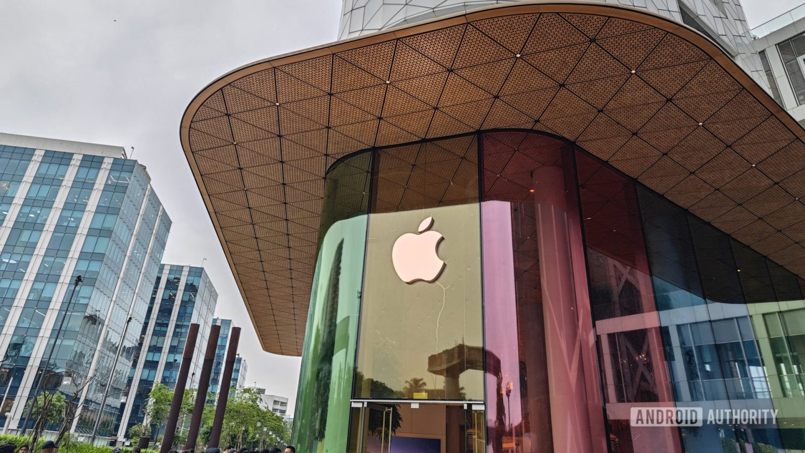 apple-dealt-an-epic-blow-over-‘apple-tax,’-paving-the-way-for-fortnite-to-return-on-ios