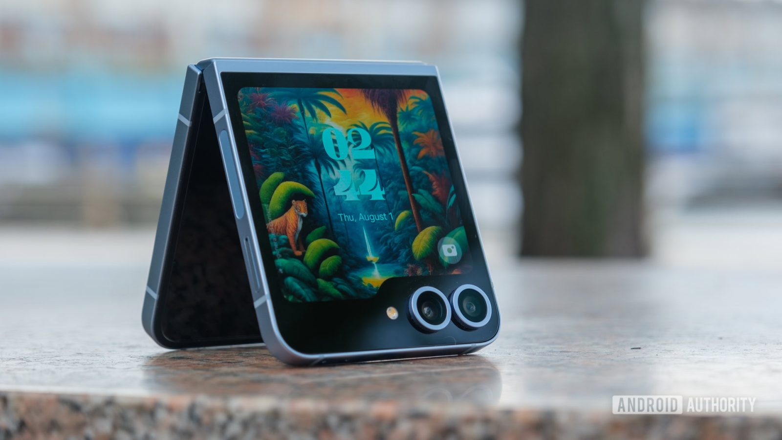 one-ui-8-leak-indicates-samsung-could-fix-now-bar-oversight-on-flip-foldables