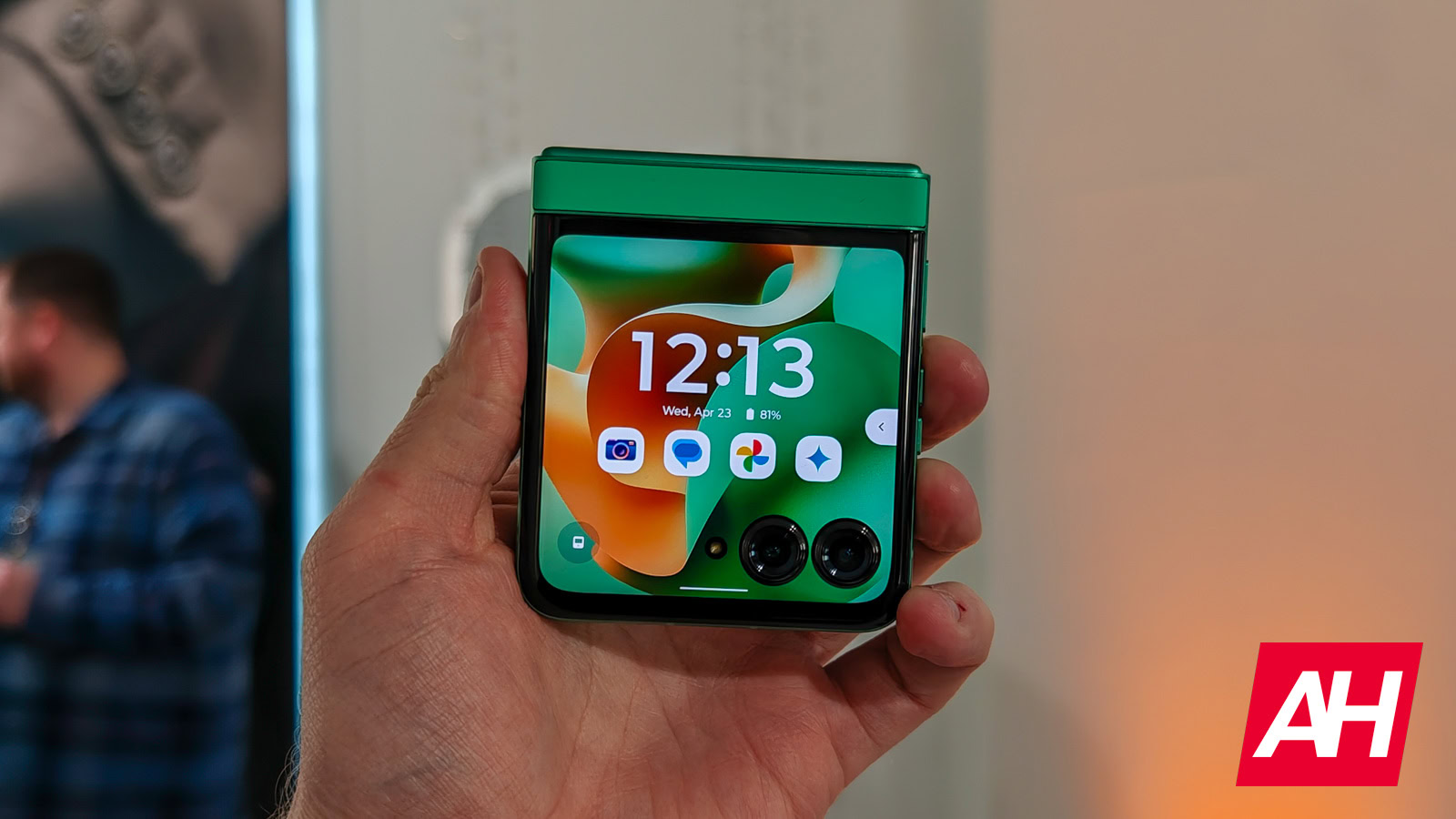 does-motorola-razr-2025-have-an-sd-card-slot?