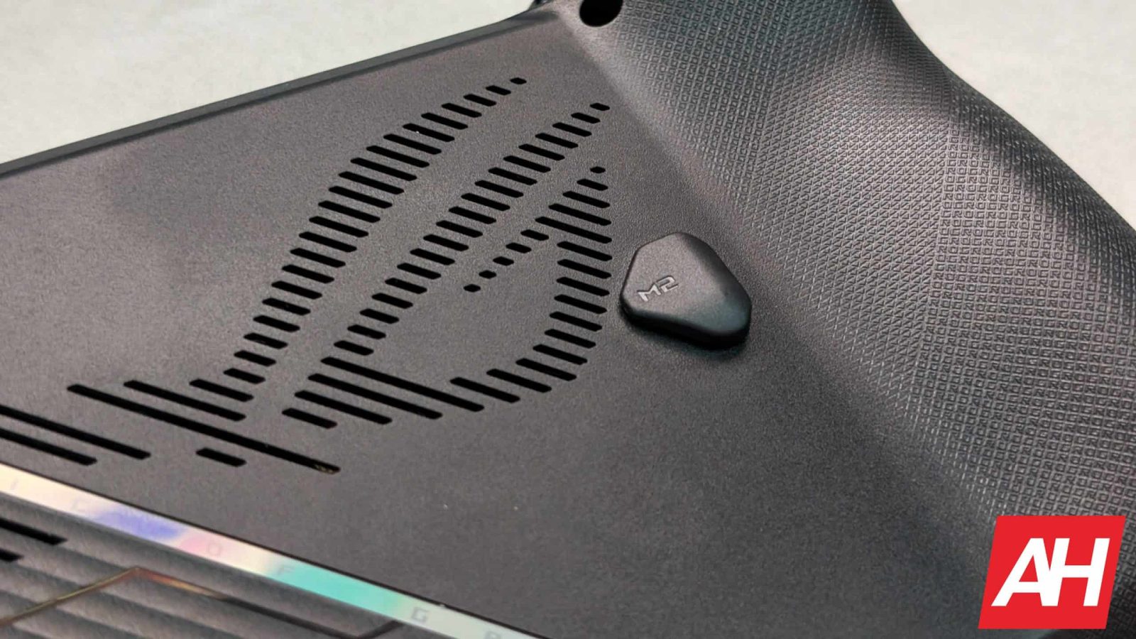asus-xbox-handheld-leak:-gamepad-grips,-big-power,-zero-fluff