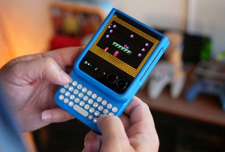 pre-order-your-new-moto-razr-now-and-go-all-‘razrberry’-with-this-free-accessory