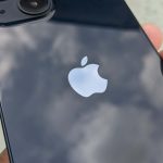 even-with-a-case,-the-iphone-17-air-remains-razor-thin