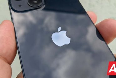 even-with-a-case,-the-iphone-17-air-remains-razor-thin