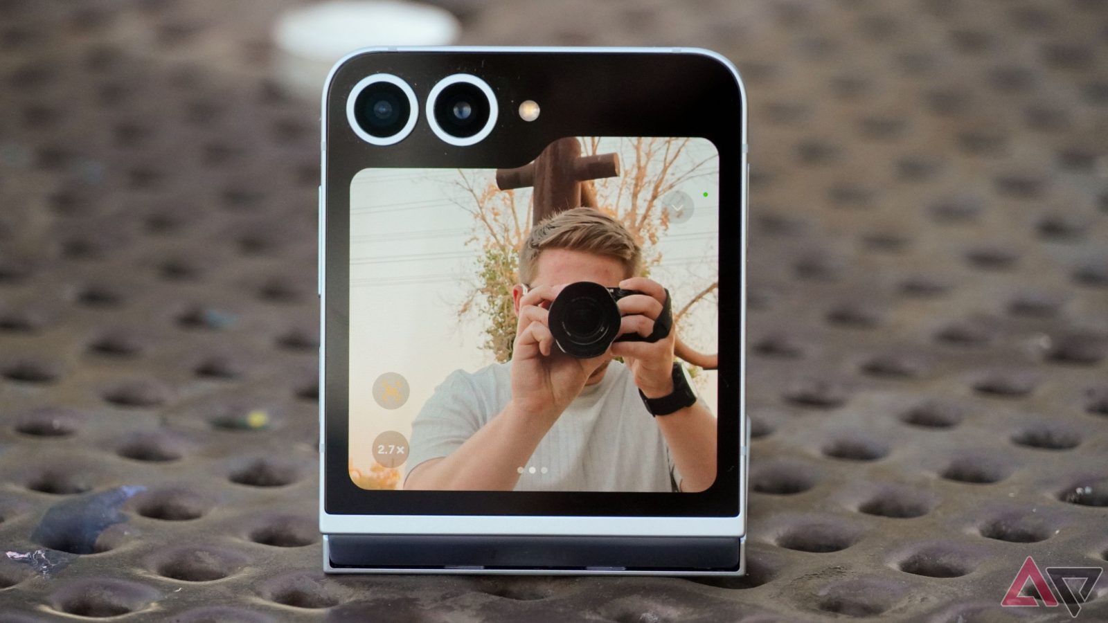 samsung-galaxy-z-flip-7-could-go-full-moto-razr-with-bigger-outer-display