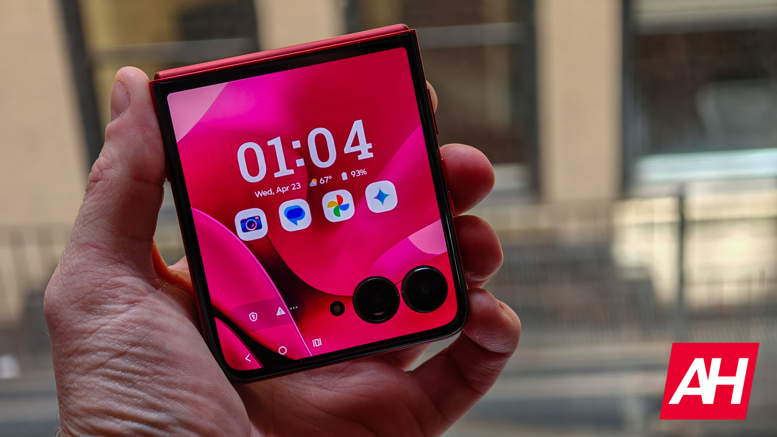 motorola-razr-ultra-2025-makes-the-z-flip-7-look-like-a-$1,000-joke