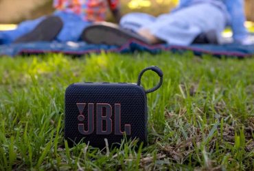 this-$39-jbl-speaker-hits-like-a-boombox-in-your-pocket
