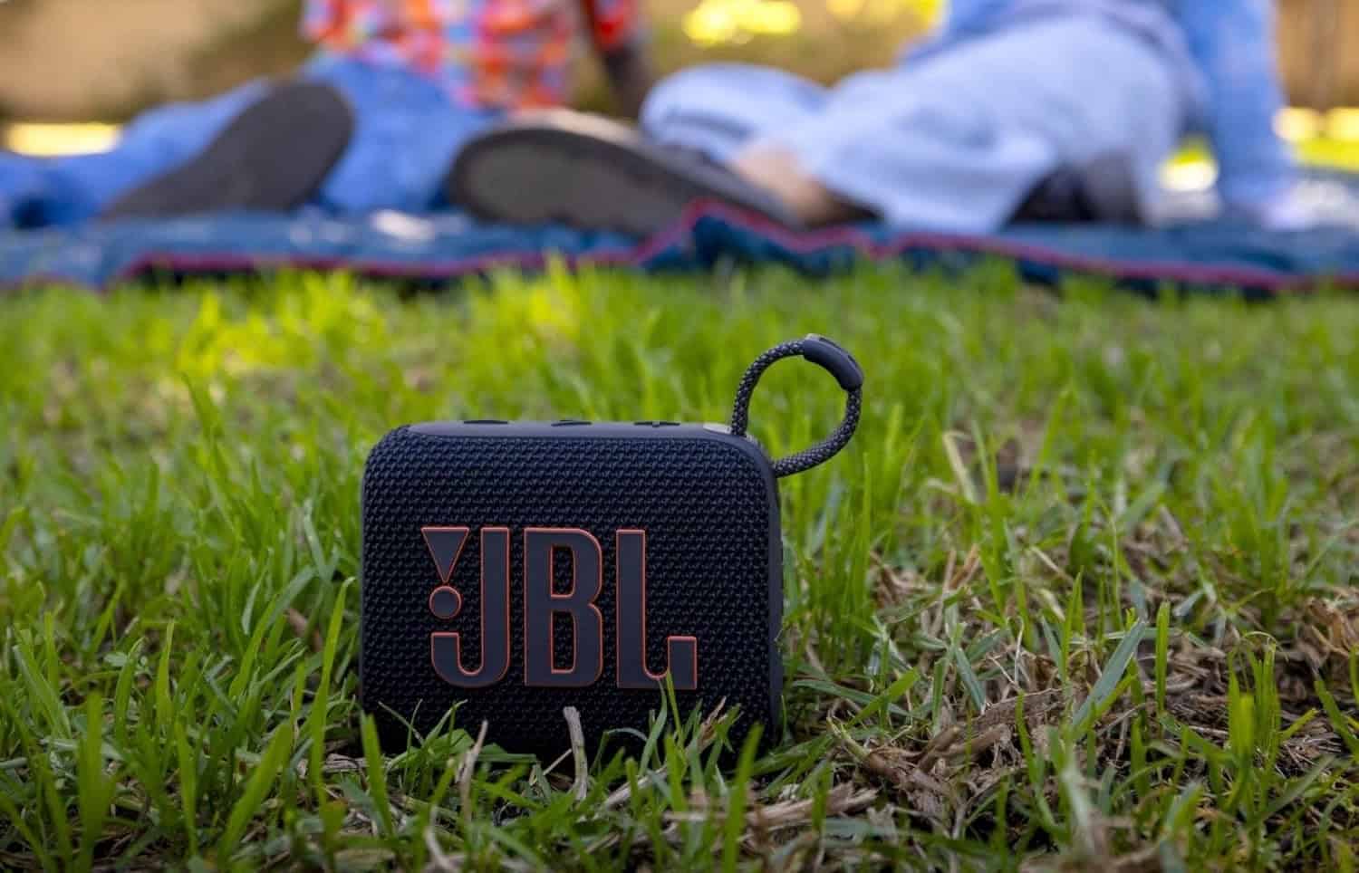 this-$39-jbl-speaker-hits-like-a-boombox-in-your-pocket