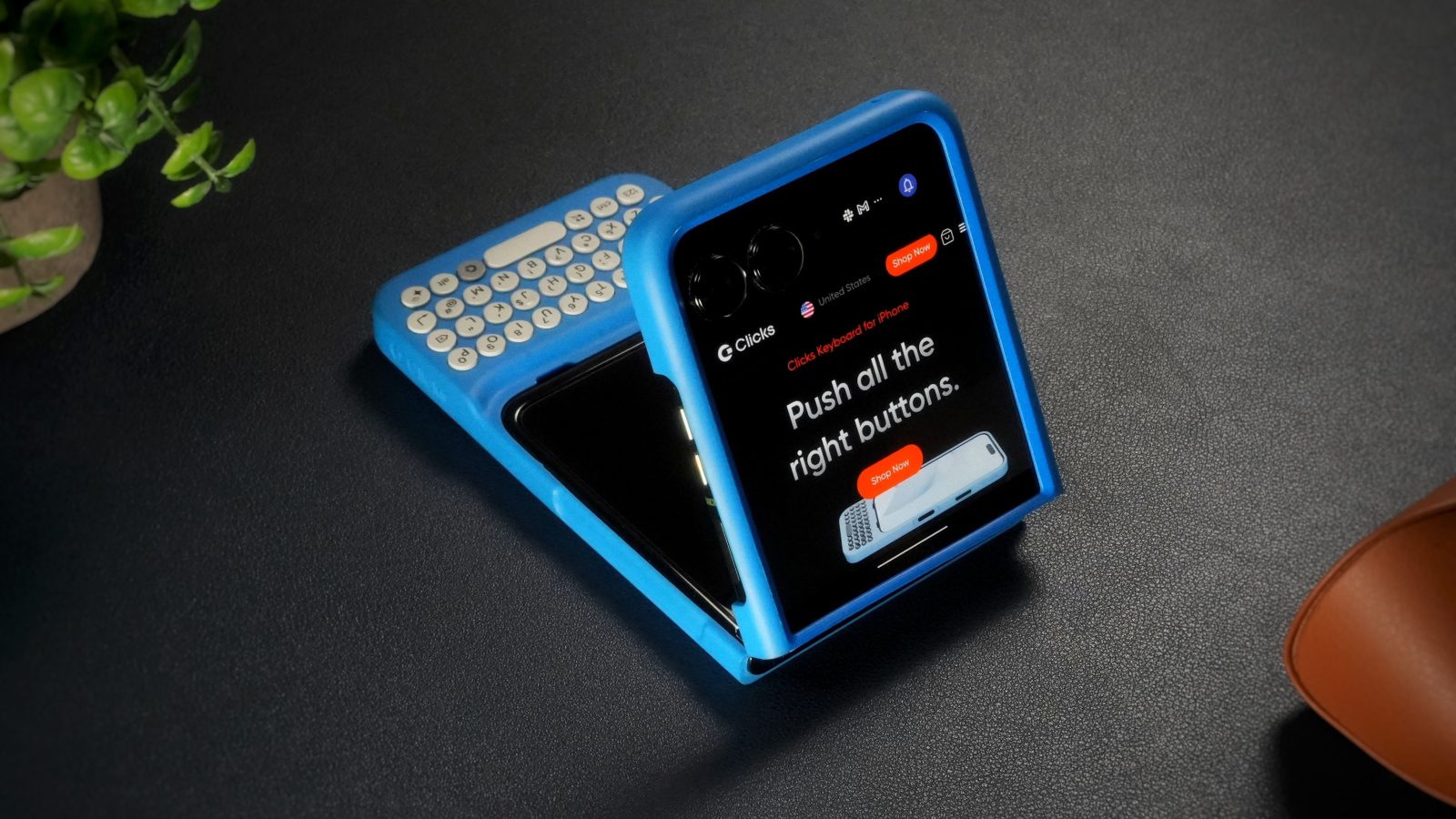 grab-a-new-motorola-razr-and-get-a-clicks-keyboard-case-for-free