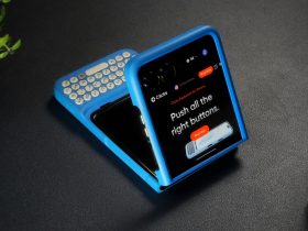 grab-a-new-motorola-razr-and-get-a-clicks-keyboard-case-for-free
