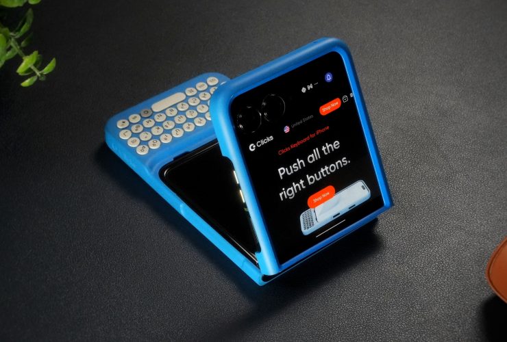 grab-a-new-motorola-razr-and-get-a-clicks-keyboard-case-for-free