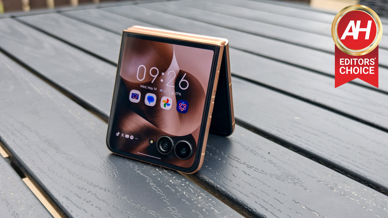 motorola-razr-ultra-2025-ultimate-review:-great-cameras-with-pantone-validated-precision
