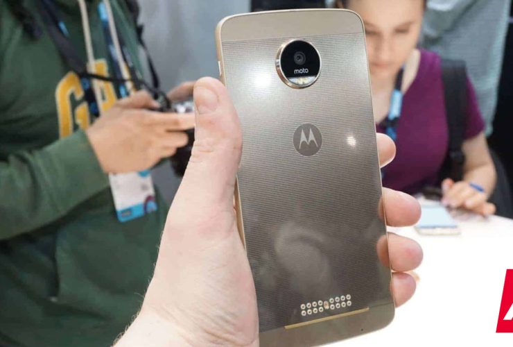 the-moto-z-was-so-ahead-of-its-time,-apple-and-samsung-are-still-catching-up