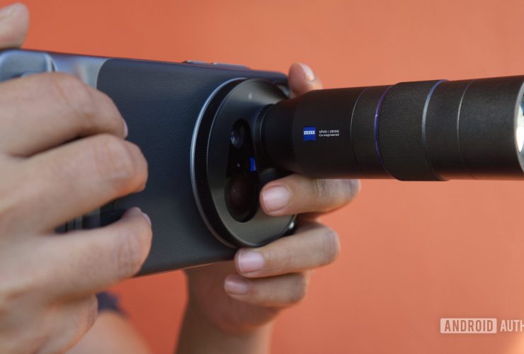 the-first-phone-with-an-external-lens-is-so-niche-that-i-had-to-try-it-for-myself
