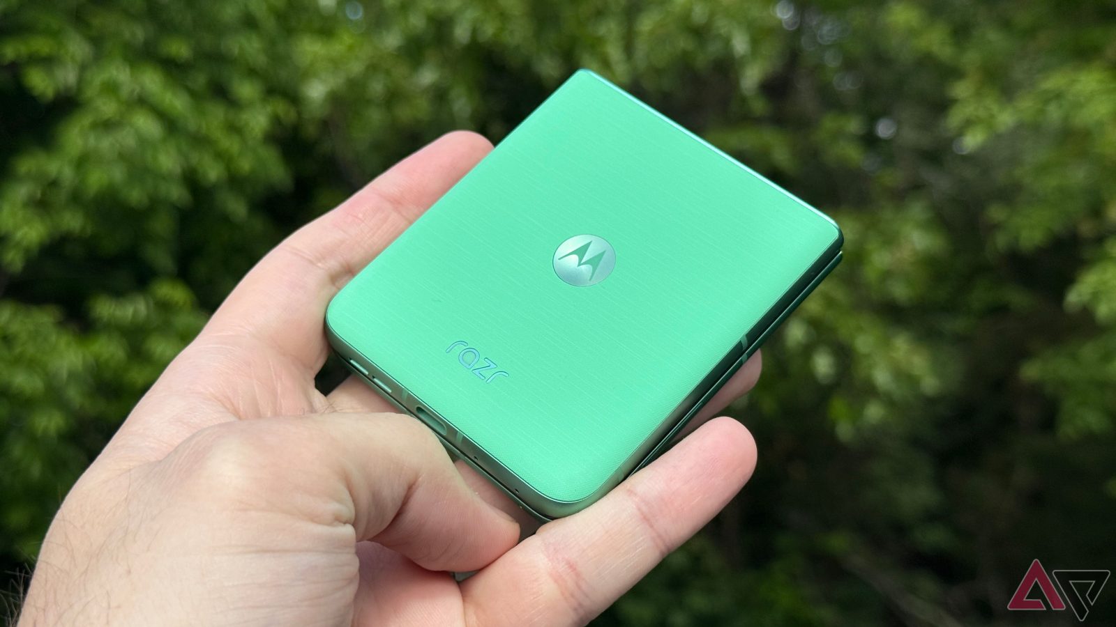 folding-phones-aren’t-a-gimmick-anymore-—-and-the-2025-moto-razr-proves-it