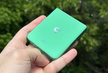 folding-phones-aren’t-a-gimmick-anymore-—-and-the-2025-moto-razr-proves-it