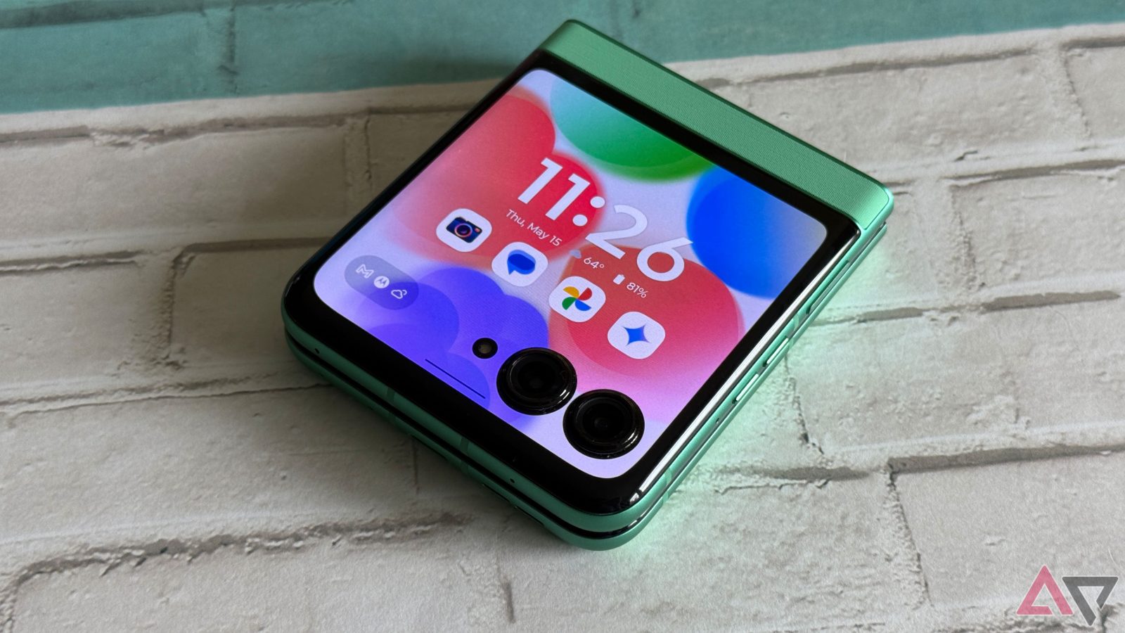 rumors-swirl-after-verizon’s-moto-razr-2025-launch-quietly-goes-‘on-hold’