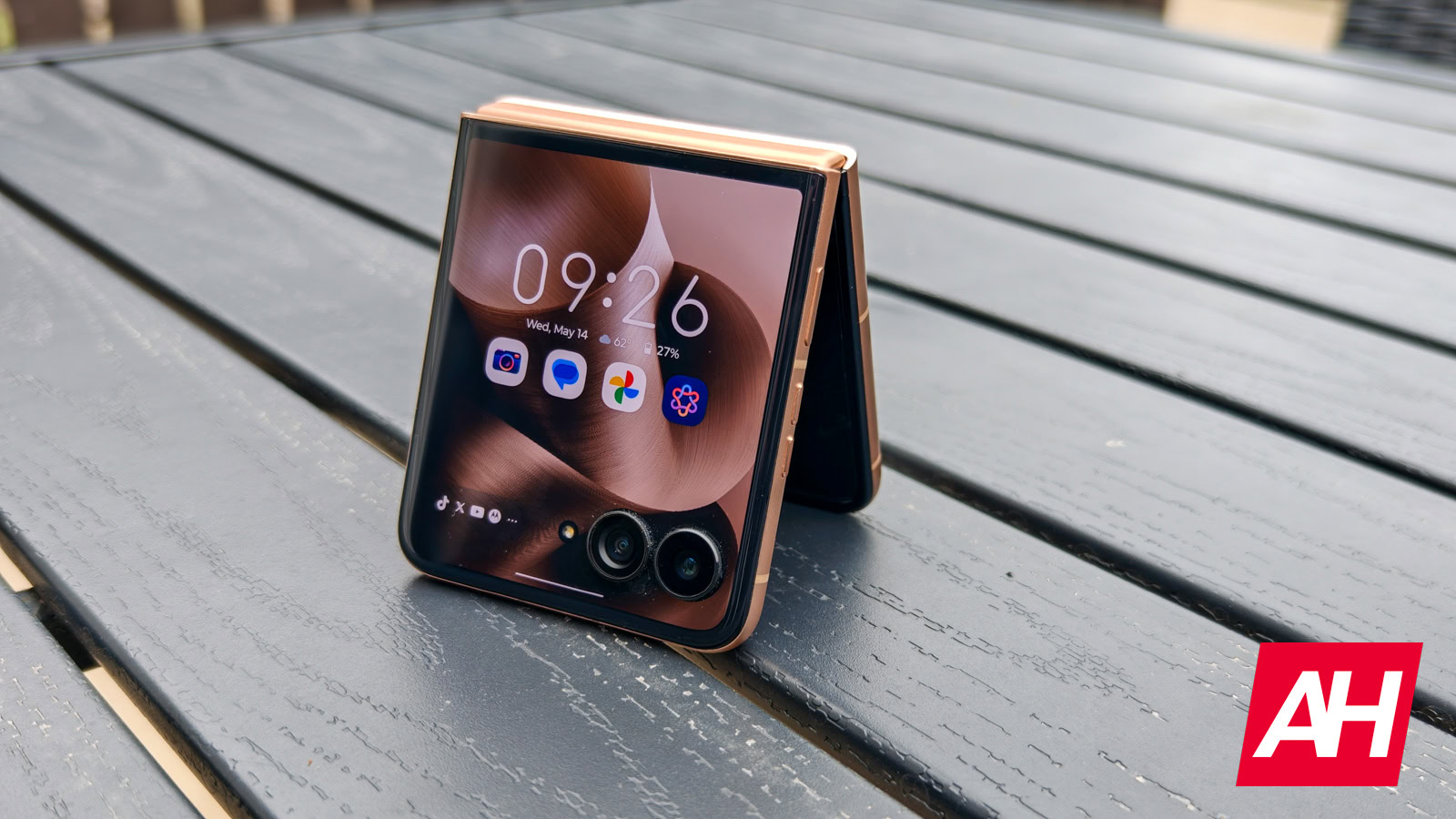 the-motorola-razr-2025-won’t-flip-onto-verizon-shelves-till-next-week