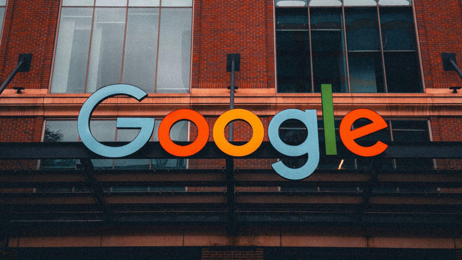 beyond-the-prototype:-breaking-down-google’s-return-to-smart-glasses