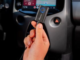 this-dongle-brings-wireless-android-auto-and-apple-carplay-to-your-car