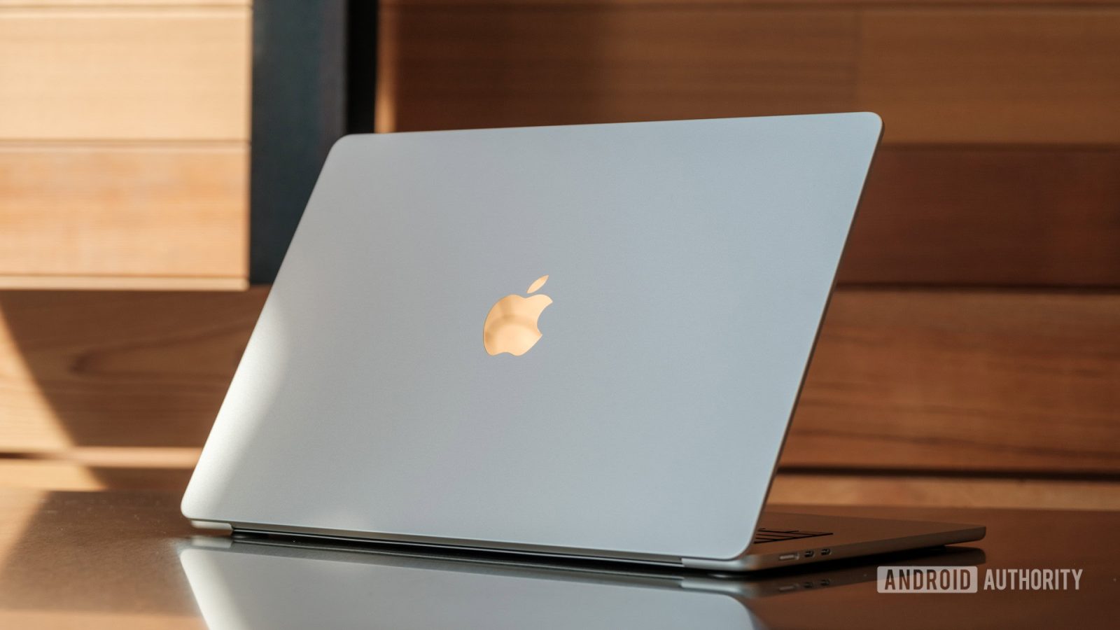 the-top-spec-2025-macbook-air-just-hit-a-record-low-price-in-the-holiday-sales
