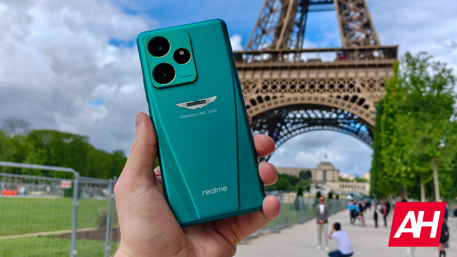 realme-gt-7-dream-edition-goes-full-throttle-with-f1-design-and-16gb-ram